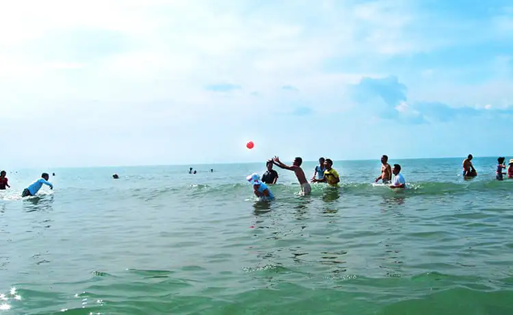 chơi bóng tại bãi biển dốc lết nha trang