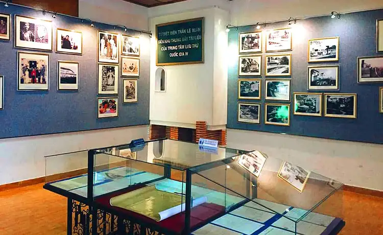 phòng trưng bày tư liệu ở khu vườn nhật bản biệt điện trần lệ xuân đà lạt