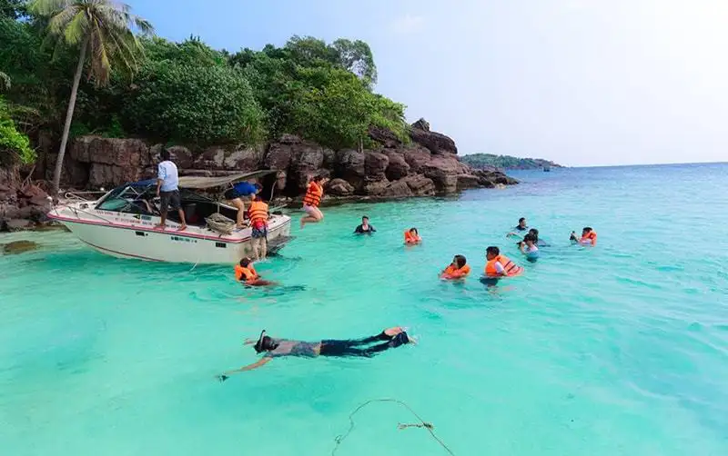 tắm biển Hòn Móng Tay Phú Quốc