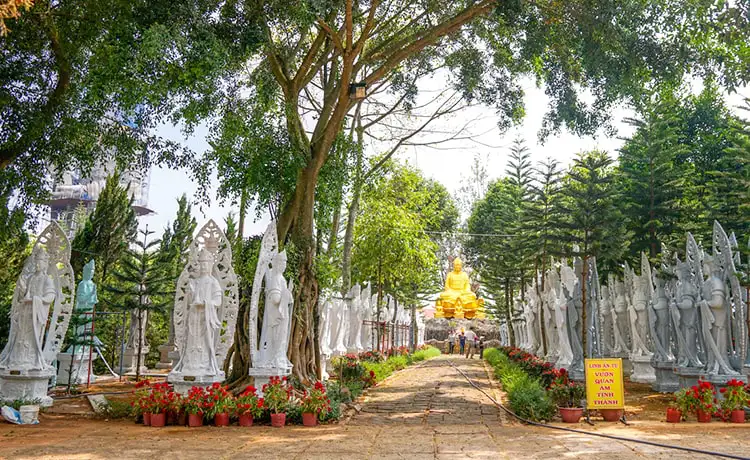 khuôn viên chùa linh ẩn tự đà lạt