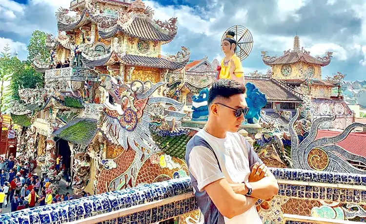 chánh điện chùa linh phước chùa ve chai đà lạt