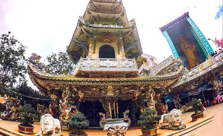 chánh điện chùa linh phước chùa ve chai đà lạt