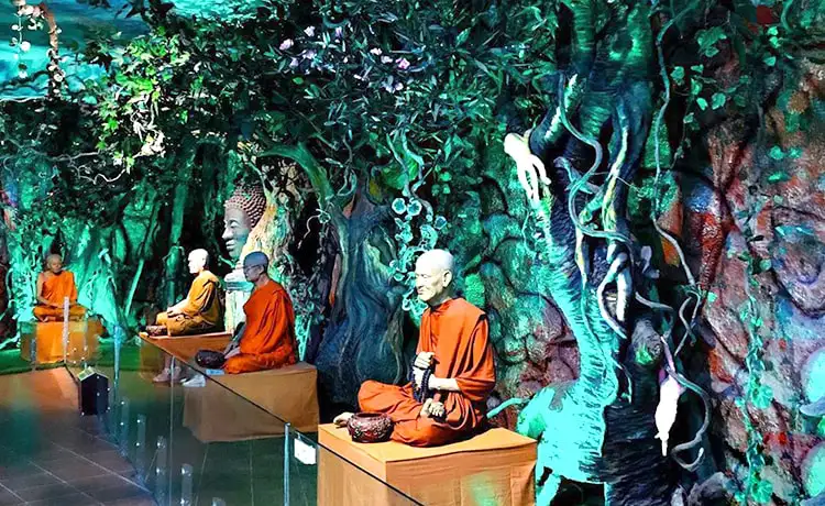 chánh điện chùa linh phước chùa ve chai đà lạt