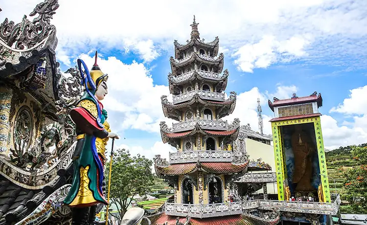 tòa tháp chánh điện chùa linh phước chùa ve chai đà lạt