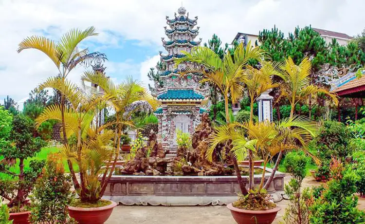 khuôn viên chùa linh sơn đà lạt