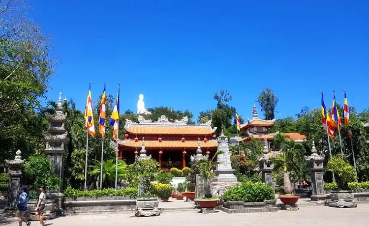 chùa long sơn nha trang