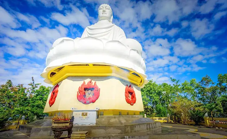 chùa long sơn nha trang