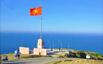 Cột cờ Tổ quốc trên đỉnh Thới Lới - Du lịch Lý Sơn