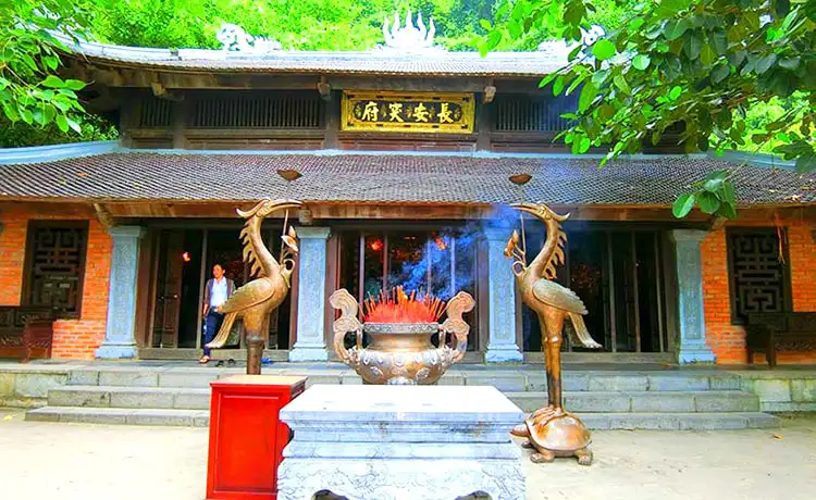 đền trình tràng an ninh bình