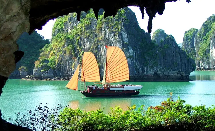 hang trống hang trinh nữ vịnh hạ long