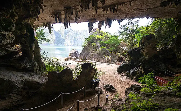 hang trống hang trinh nữ vịnh hạ long