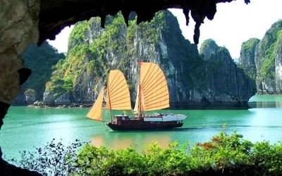 Hang Trống và Hang Trinh Nữ vịnh Hạ Long