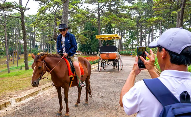 cưỡi ngựa khu du lịch hồ than thở đà lạt