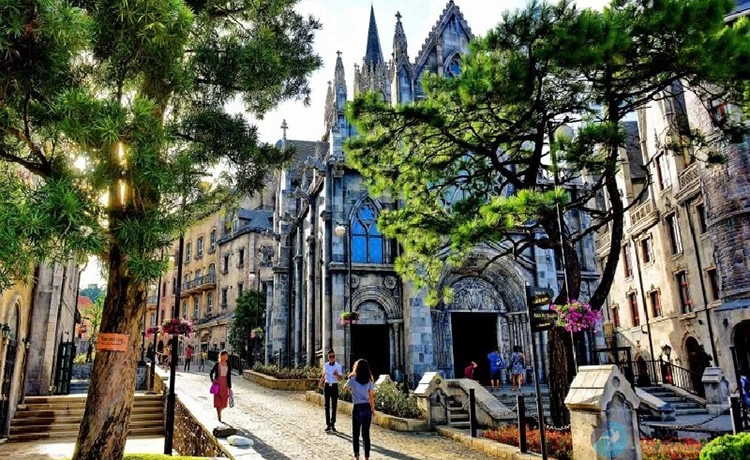 tour du lịch đà nẵng 2 ngày 1 đêm bà nà hills nghỉ đêm tại làng pháp