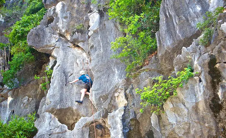 leo núi vịnh hạ long