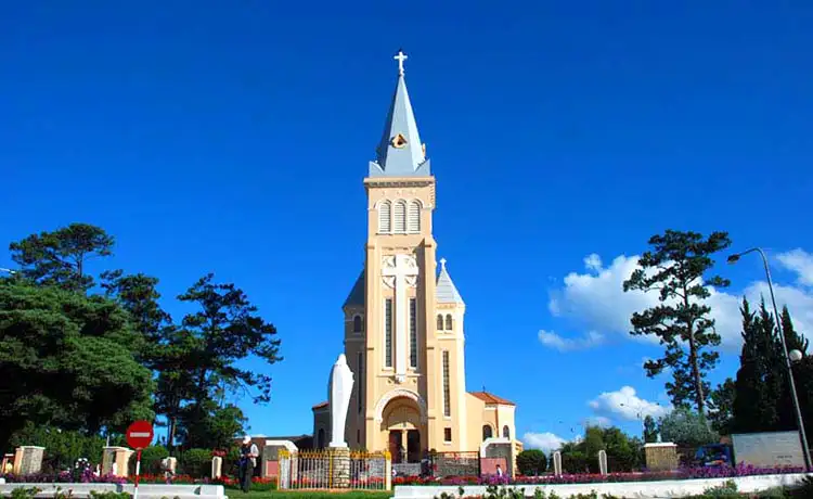 nhà thờ con gà đà lạt