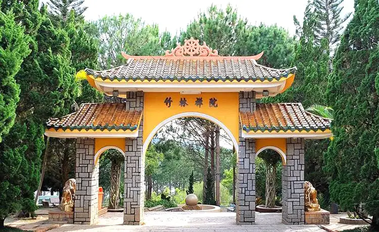 cổng vào thiền viện trúc lâm đà lạt
