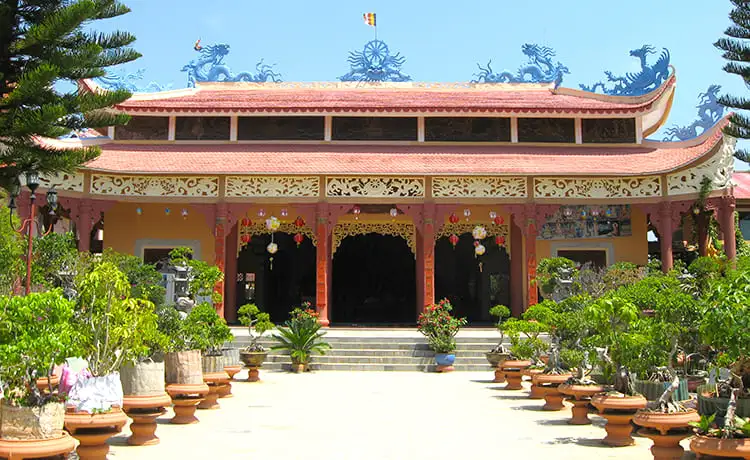 khuôn viên thiền viện vạn hạnh đà lạt