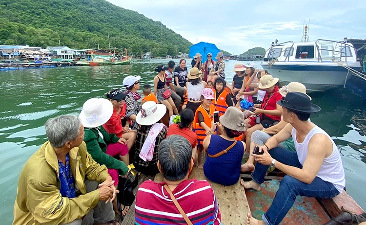 Tour du lịch Bà Lụa 2 ngày 2 đêm Câu cá - Lặn ngắm san hô Tour du lịch Bà Lụa 2 ngày 2 đêm Câu cá - Lặn ngắm san hô