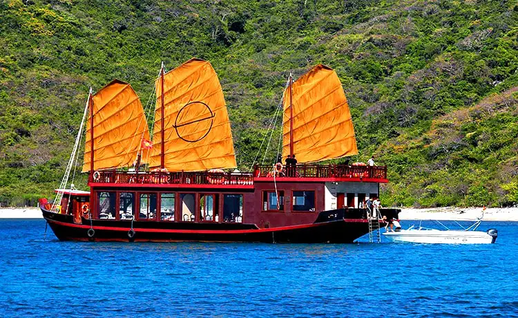 tour du lịch du thuyền vịnh nha trang 1 ngày