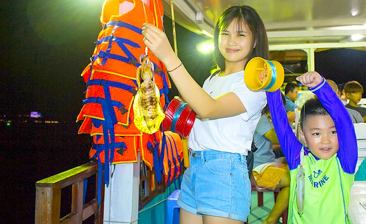 Tour Ngắm hoàng hôn - Câu mực đêm Phú Quốc trong ngày Tour Ngắm hoàng hôn - Câu mực đêm Phú Quốc trong ngày