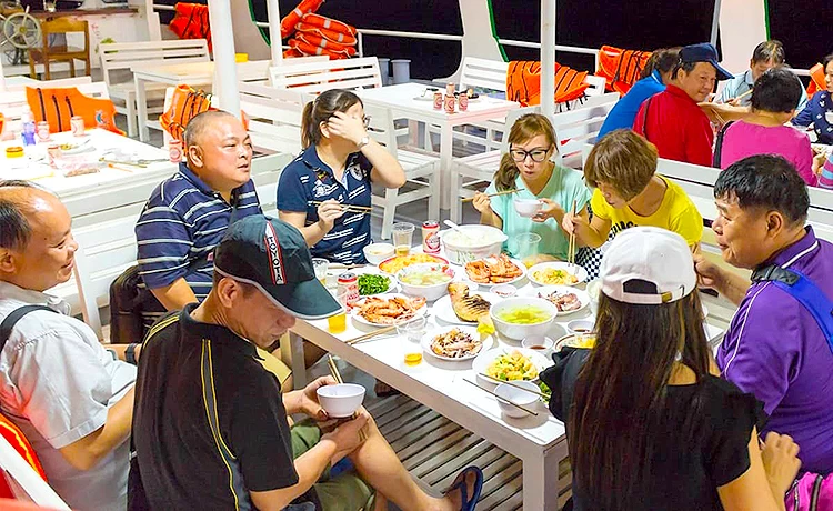 Tour Ngắm hoàng hôn - Câu mực đêm Phú Quốc trong ngày Tour Ngắm hoàng hôn - Câu mực đêm Phú Quốc trong ngày