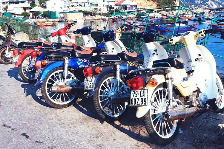 xe máy tham quan đảo bình hưng